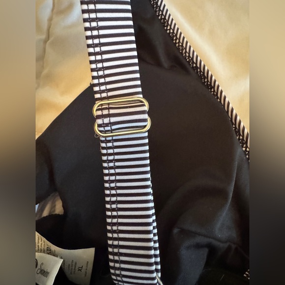 Elegant Black and White Women's One-Piece Swimsuit - Picture 11 of 12